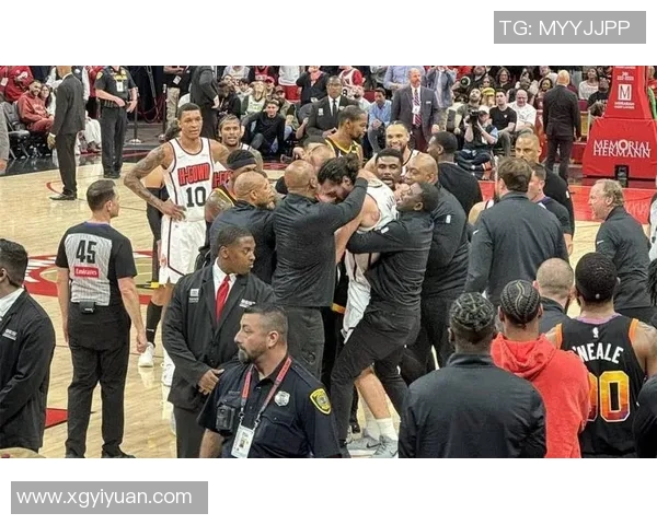 火箭客场挑战热火的比赛，本应是凯文·杜兰特又一个载入史册的夜晚